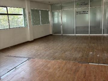 Amplio local cerca de Av. de las Americas con estacionamiento