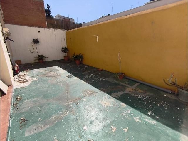 Amplio local de 3 plantas con gran patio interior en excelente ubicación junto a la Clínica del Remei