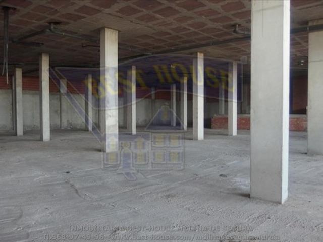 AMPLIO LOCAL DE 1.000M2, 35M2 DE FACHADA, DIVISIBLE