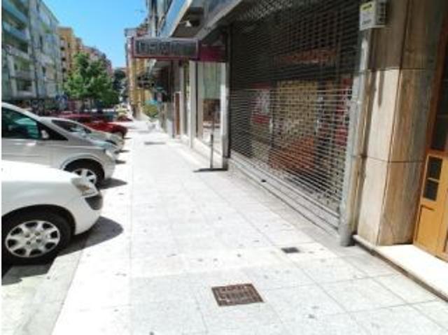 Amplio local de dos niveles en venta Santander