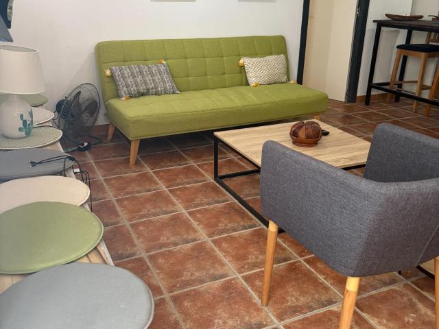 Amplio local en planta baja acondicionado como vivienda, con entrada independiente, en pleno centro de Torrevieja, a solo 100 metros de la popular Playa del Cura