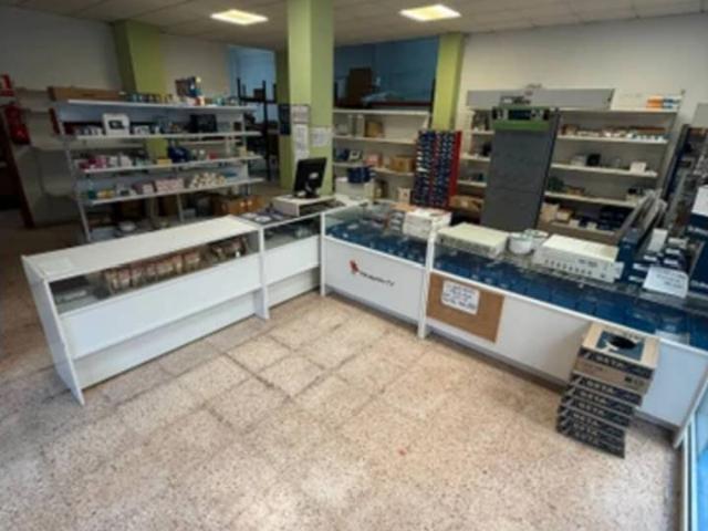 Amplio local esquinero cerca Paseo Germanias y Parque Sant Pere