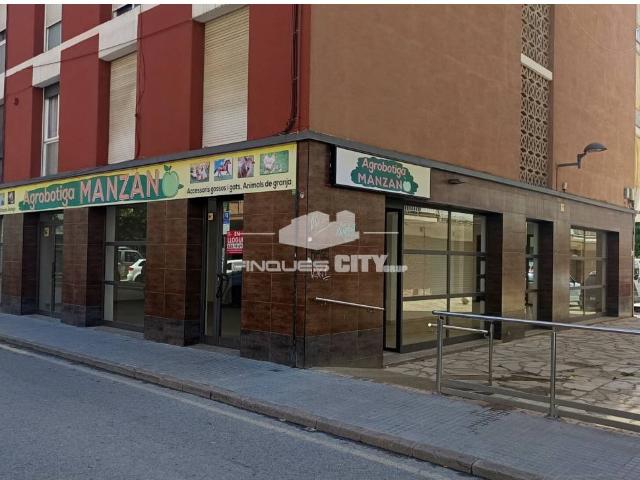 Amplio local esquinero de 180 m² en Avenida Hispanidad – Pineda de Mar