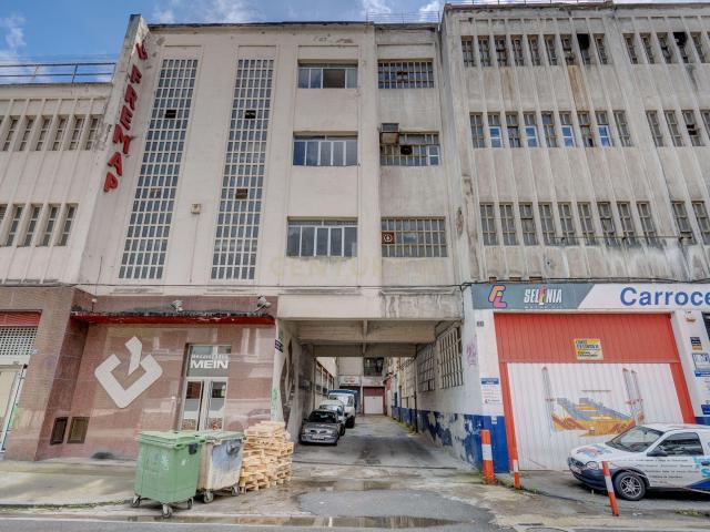 Amplio local industrial de 319 m² con oficina en Eibar