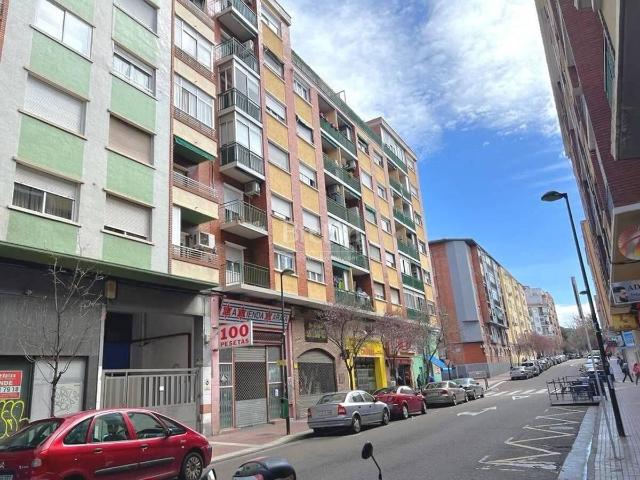 Amplio local semi esquina con Avenida de Madrid
