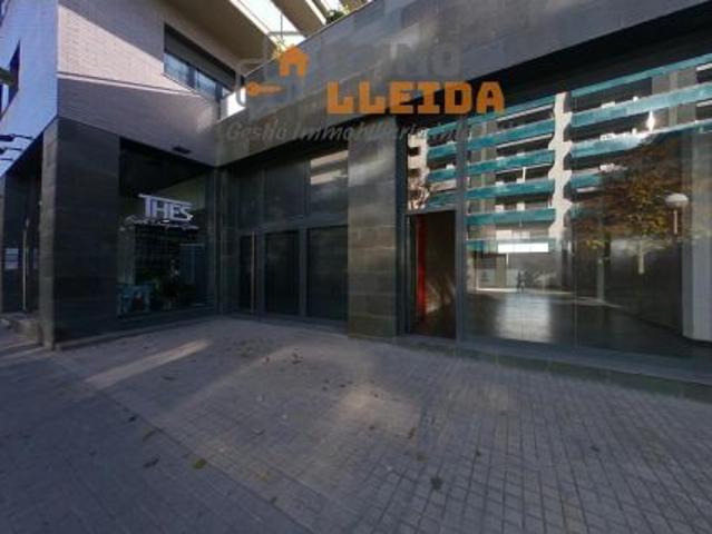 Ámplio local situado al lado de la zona comercial en auje de Lleida!