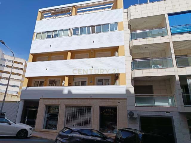 Amplio, moderno y bien mantenido apartamento de cuatro dormitorios en el centro de Calpe y a solo 250 metros de la playa del Arenal