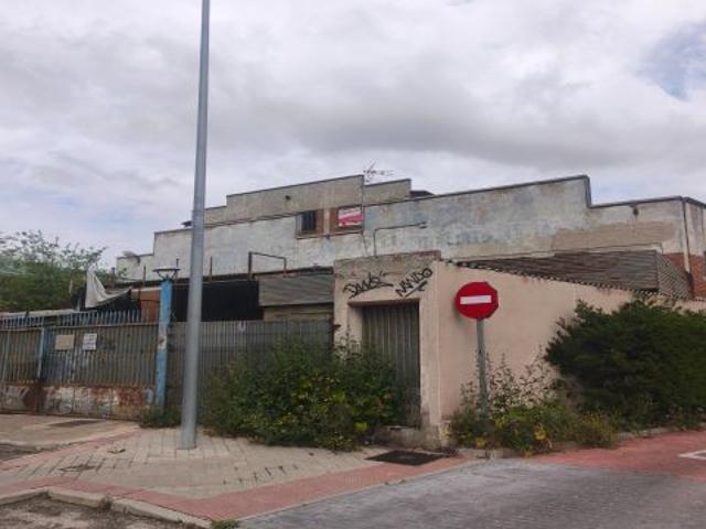 Amplio Solar Industrial en Fuenlabrada Oportunidad de Inversión