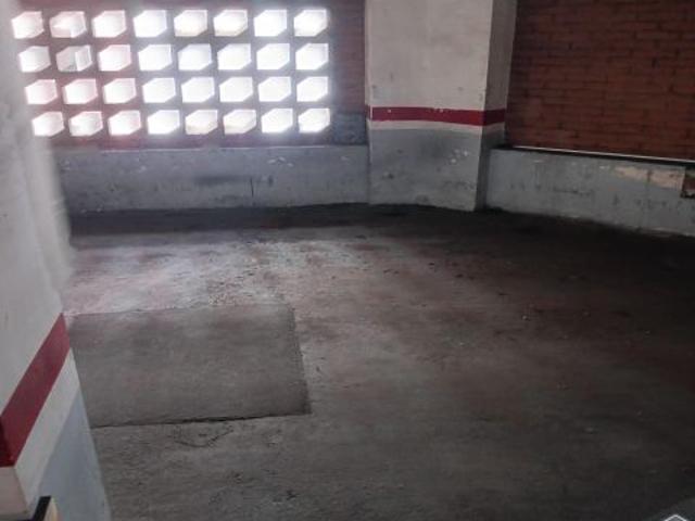 ¡Amplio Parking Doble en Ronda la Torrasa! 2 Coches + 3 Motos