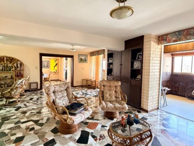 Amplio Penthouse con vista al Avila en venta en Los Chaguaramos