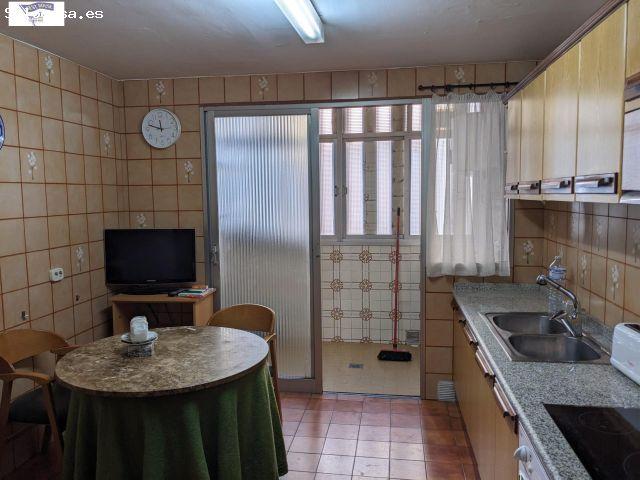AMPLIO PISO CON GARAJE EN ZONA INDUSTRIA. 4 HABITACIONES, 2 BAÑOS