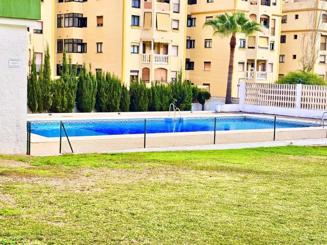 Amplio piso con garaje y piscina en La Puya – Marbella para reformar