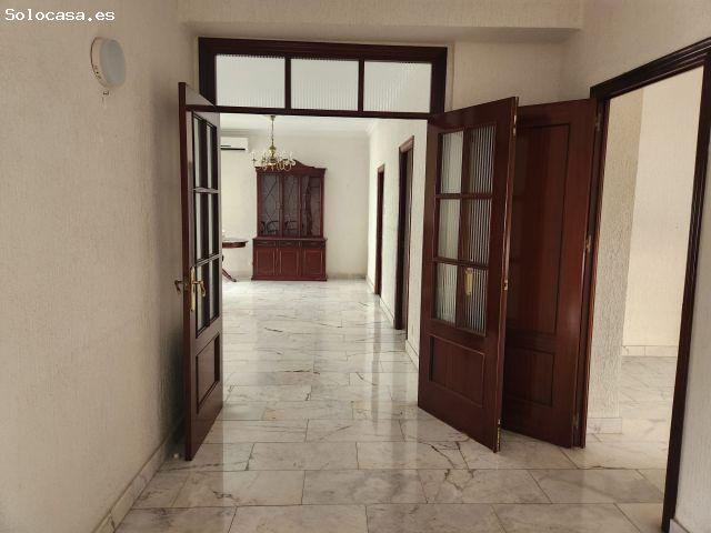 AMPLIO PISO CON PATIO EN CALLE ANCHA