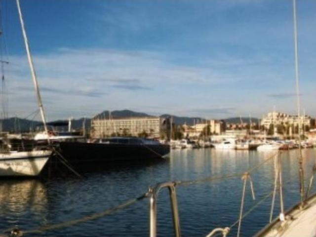 Amplio piso con terraza, vistas al mar, parking y trastero a pocos metros de la playa