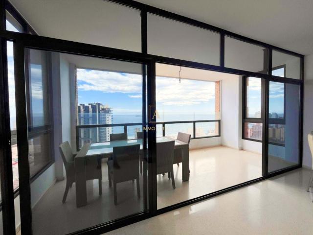 Amplio piso con terraza y vistas al mar en Benidorm