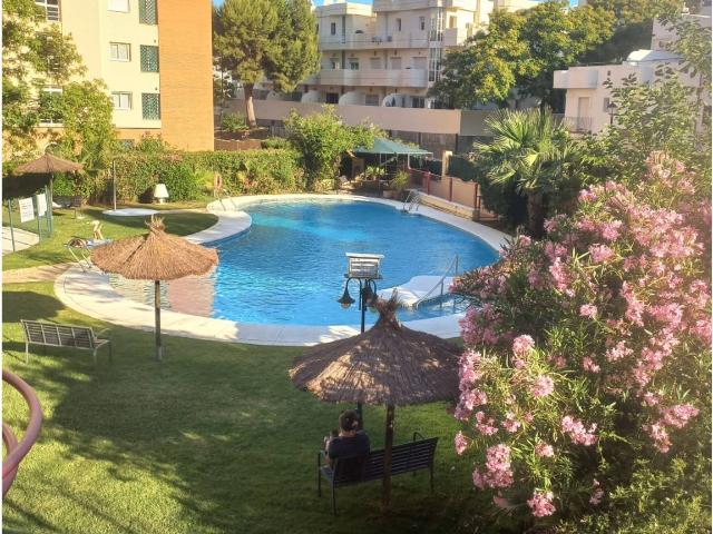 AMPLIO PISO CON TERRAZAS, GARAJE Y ZONAS DEPORTIVAS EN TORREBLANCA, FUENGIROLA