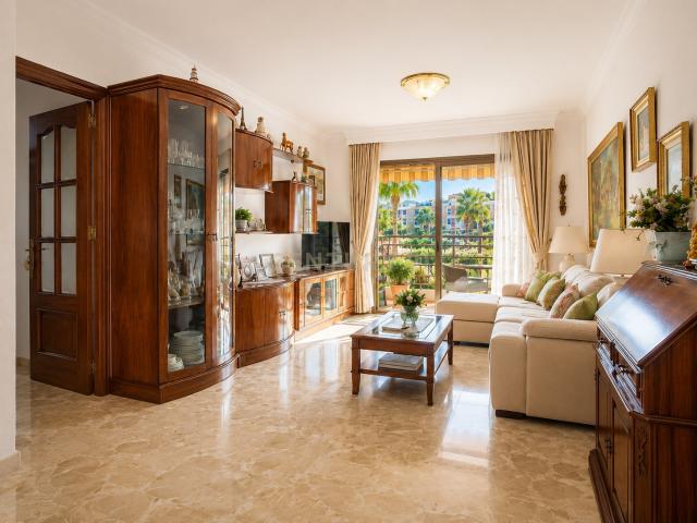 Amplio piso de 4 dormitorios con terraza en Los Guindos, Málaga