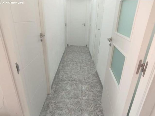 Amplio piso de 4 dormitorios con terraza, piscina y orientación sur en Vélez Málaga
