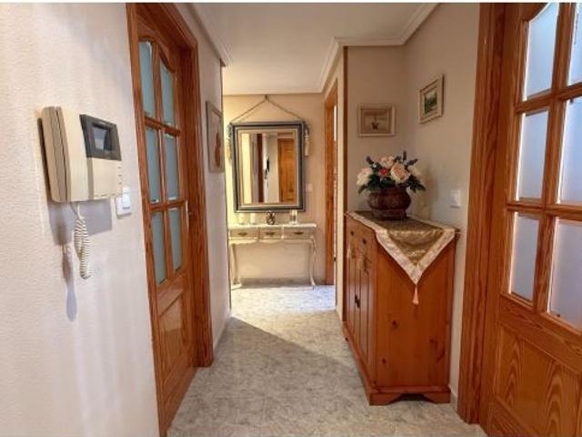 Amplio piso de 4 dormitorios con garaje y dos patios a un paso de la playa