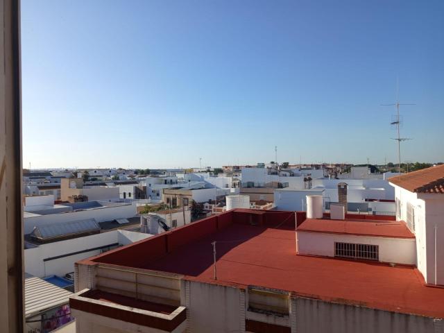 Amplio piso de 4 dormitorios en Chiclana – Luminoso y con gran potencial