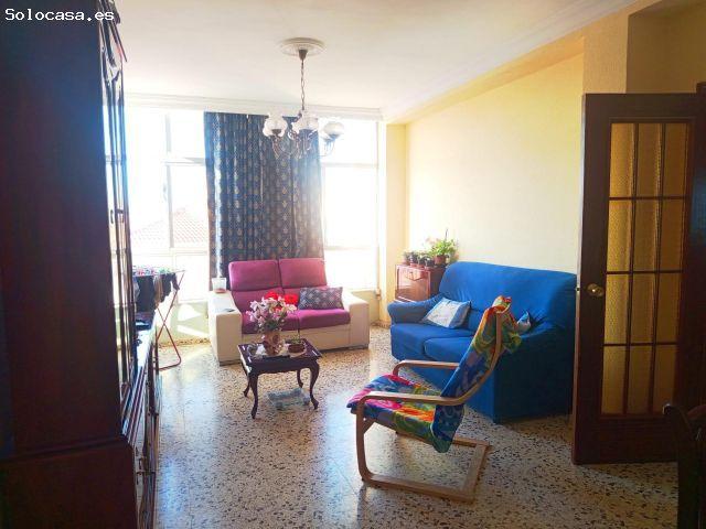 Amplio piso de 4 dormitorios en Chiclana – Luminoso y con gran potencial