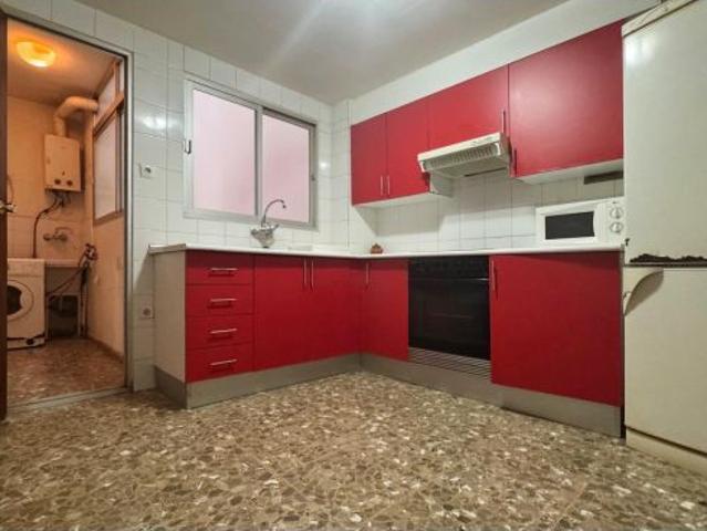 Amplio piso de 4 dormitorios en el corazón de Oliva