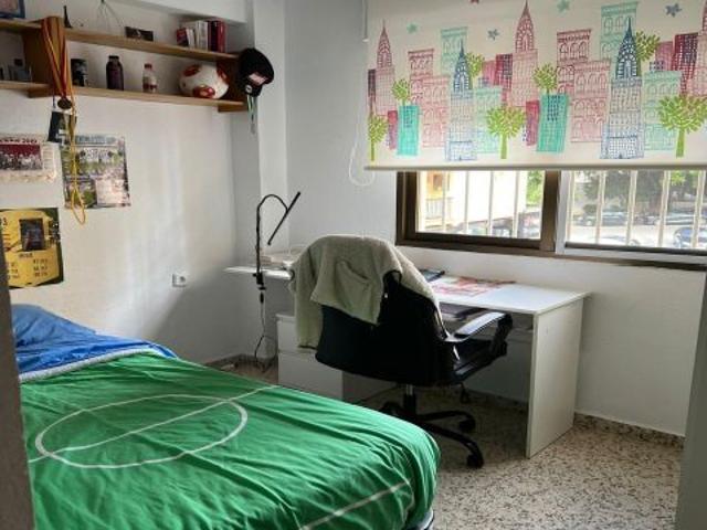 Amplio piso de 4 dormitorios en Plaza del Pilar, Miraflores – 336.000 €