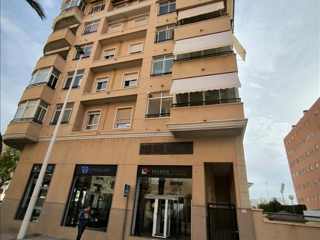 Amplio piso de 4 habitaciones en Elche, Alicante