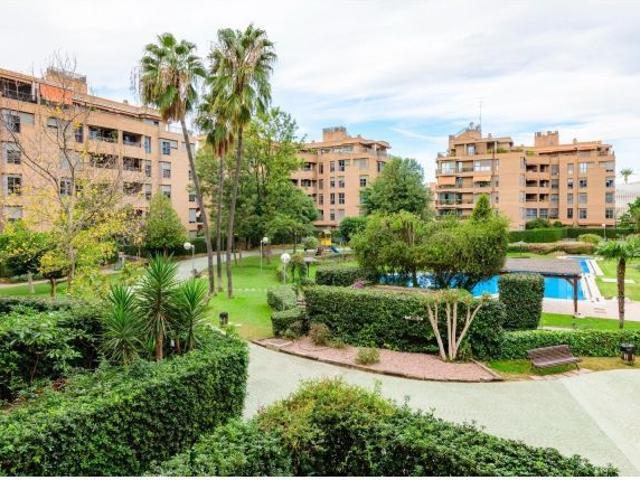 Amplio piso de 5 habitaciones en residencial privado con piscina – Cortes Valencianas