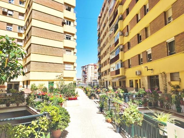 Amplio piso de 96 m2 con terraza y orientación sur a un paseo de la playa