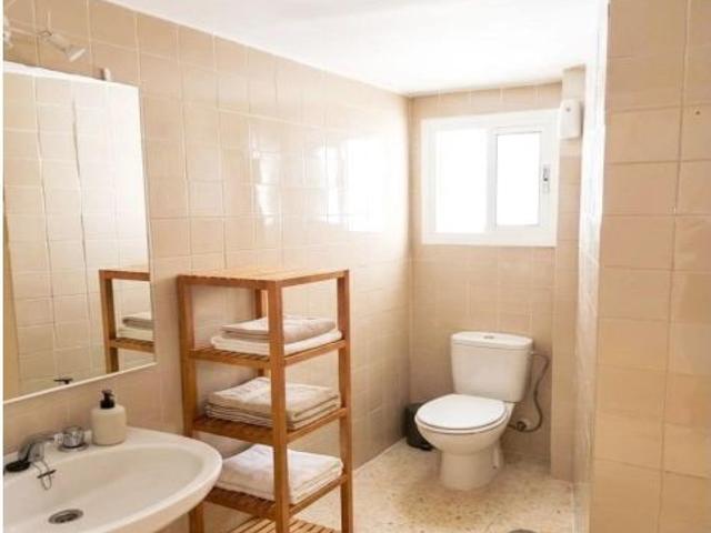Amplio piso de 120 m2 con terraza y orientación sur a un paseo de la playa