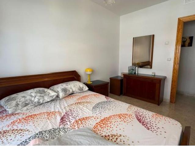 Amplio piso de 148 m2 con garaje a 300 metros de la Playa de Poniente