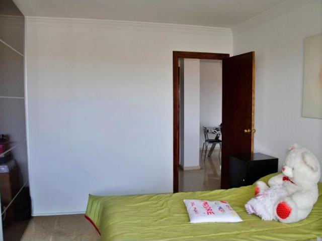 AMPLIO PISO DE 2 DORMITORIOS CON TERRAZA CON VISTAS DESPEJADAS EN URBANIZACION EN FUENTE OLLETAS