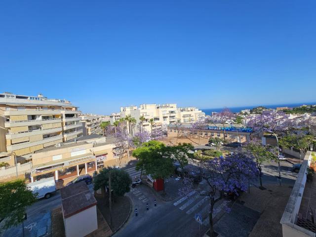 Amplio piso de 3 dormitorios con terraza acristalada, piscina y garaje en pleno centro de Arroyo de la Miel