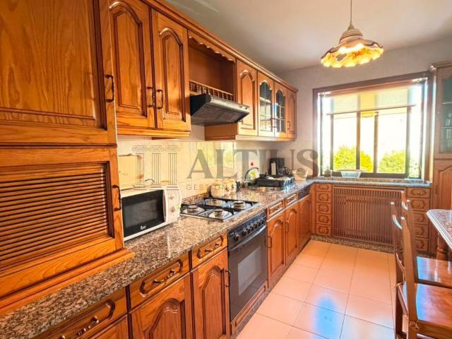 Amplio piso de 3 dormitorios con garaje, trastero y vistas despejadas en Área Central Fontiñas