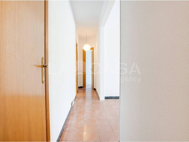 Amplio piso de 3 dormitorios dobles en finca con ascensor junto a Glòries y Poblenou