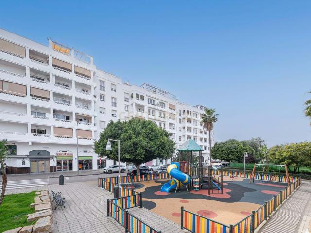 Amplio piso de 3 dormitorios en Albatroz IV – La Campana, Nueva Andalucía
