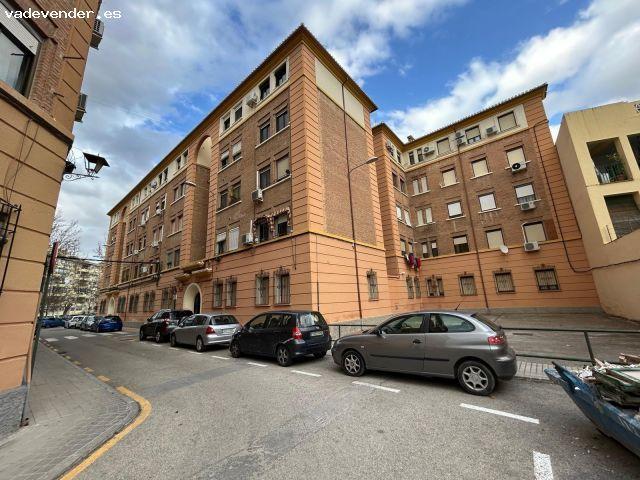 Amplio piso de 3 dormitorios junto a la avenida de Pulianas