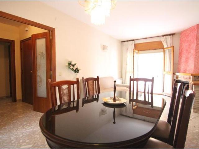 Amplio piso de 3 habitaciones dobles con terraza y patio comunitario ajardinado en Olesa de Montserr