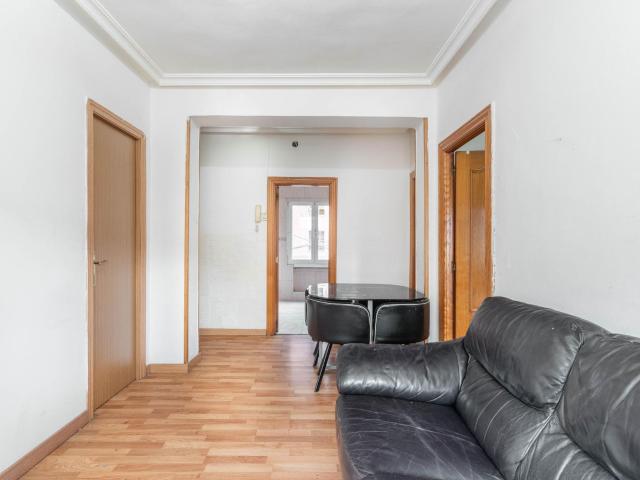 AMPLIO PISO DE TRES HABITACIONES EN OVIEDO. LUMINOSIDAD, COMODIDAD Y EXCELENTE OPORTUNIDAD