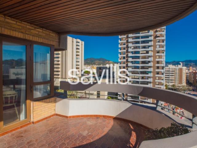 Amplio piso de cinco dormitorios con vistas panorámicas, garaje, conserje y ubicación céntrica privilegiada excelente