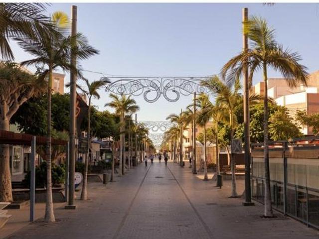 Amplio piso de junto a la Avenida de Canarias en pleno corazón de Vecindario