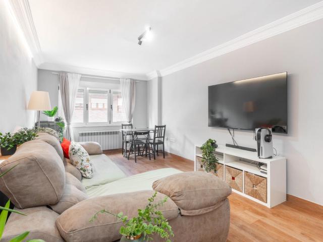 Amplio piso en venta en C/ Ramón Clavería, 36