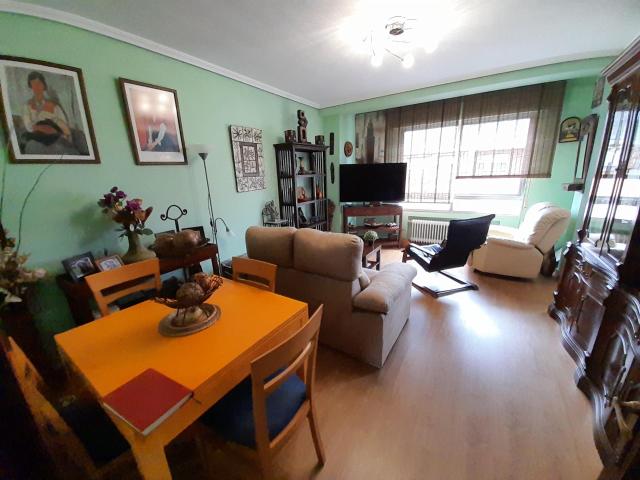 Amplio Piso en Venta en Flores de Sil, Ponferrada Ideal para Entrar a Vivir