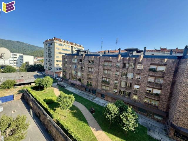 Amplio piso en zona alta de Porriño. Exterior y soleada. Garaje y bodega