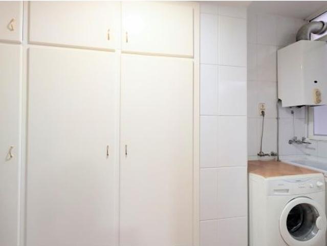 ¡AMPLIO PISO EN ZONA CHIMENEAS CON BALCÓN, ASCENSOR Y PLAZA DE GARAJE!