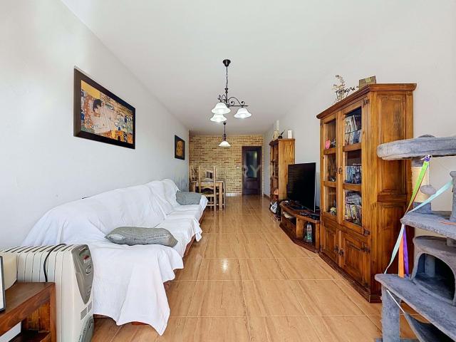 Amplio piso en Albatera, Alicante con 3 habitaciones y balcón