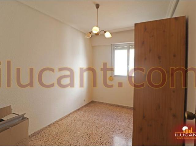 Amplio Piso en Altozano, Alicante Ideal para Familias Plaza De Garaje incluida