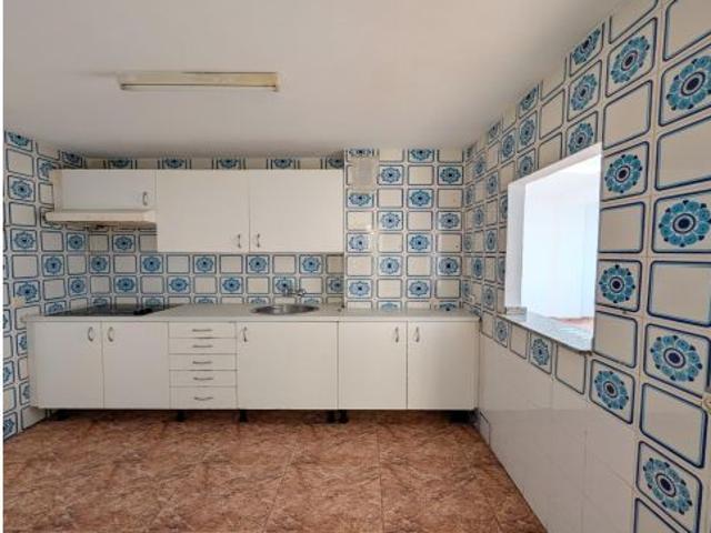Amplio Piso en Ayamonte con Vistas Despejadas y Gran Potencial
