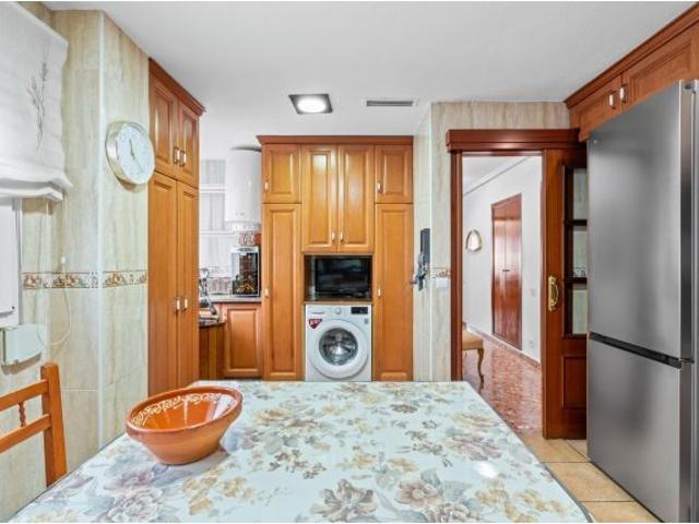 AMPLIO PISO EN BENALUA CON PARKING
